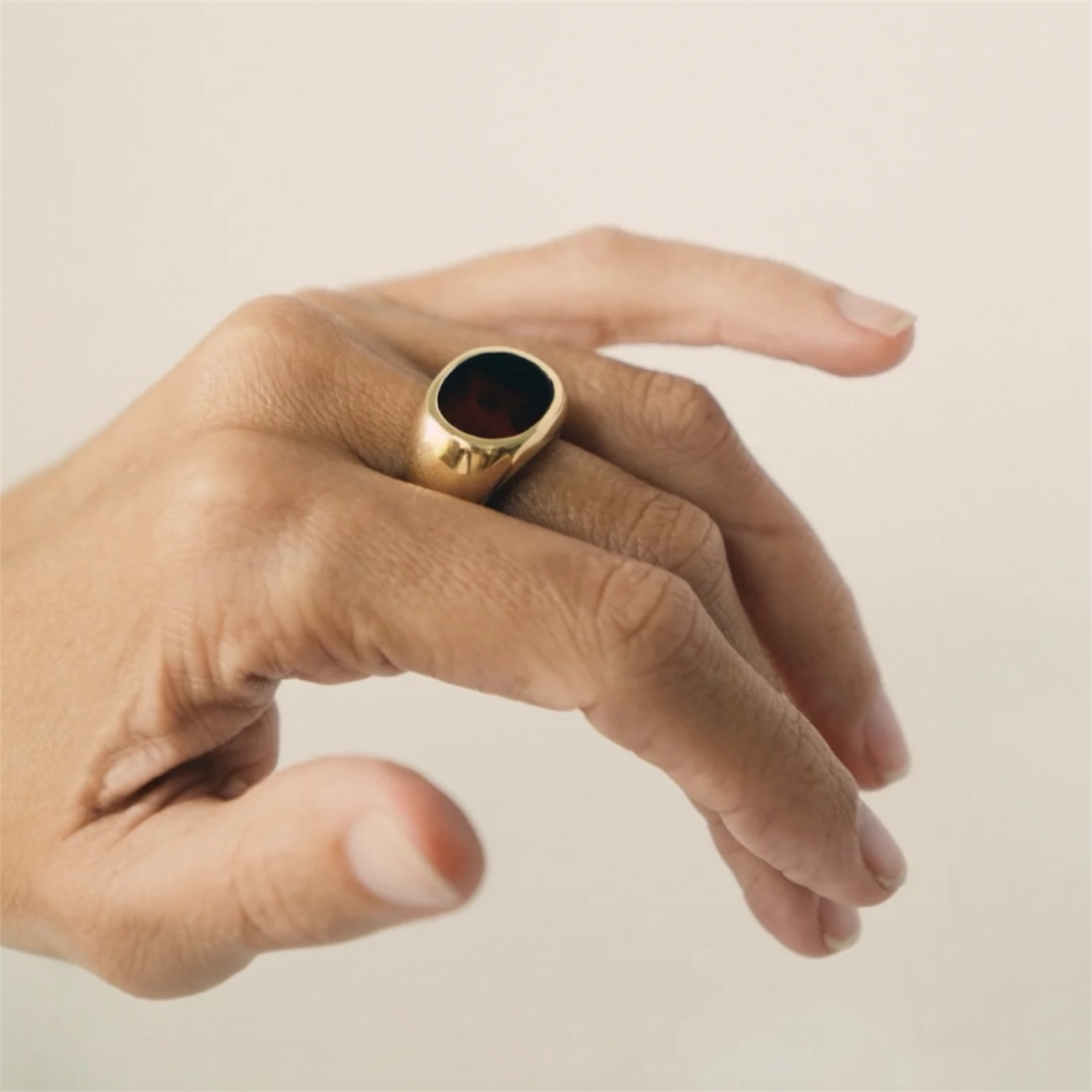 Golden signet ring Carnelian | Adorn